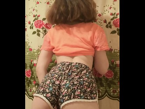 ❤️ Keçika ciwan a seksî li ber kamerayê kurtanên xwe ji xwe dike ❤ Pornoya rûsî li me ❤
