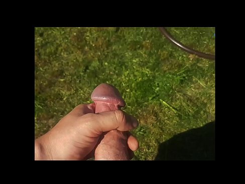 ❤️ Keçika germ di bexçeyek havînê de pisîka xwe ya pembe diqelişe û bi şuştinê dixe. ❤ Pornoya rûsî li me ❤