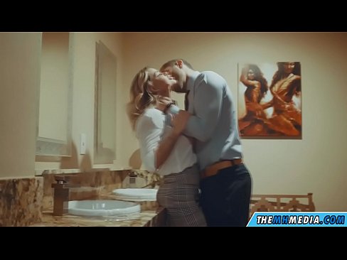 ❤️ Gava ku blondeyek busty we di nav hewşek gelemperî de dixapîne ❤ Pornoya rûsî li me ❤